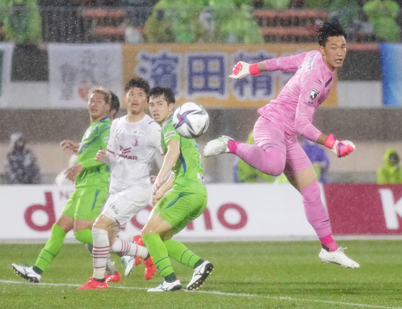 後半、セーブする湘南・GK谷（右端）（共同）