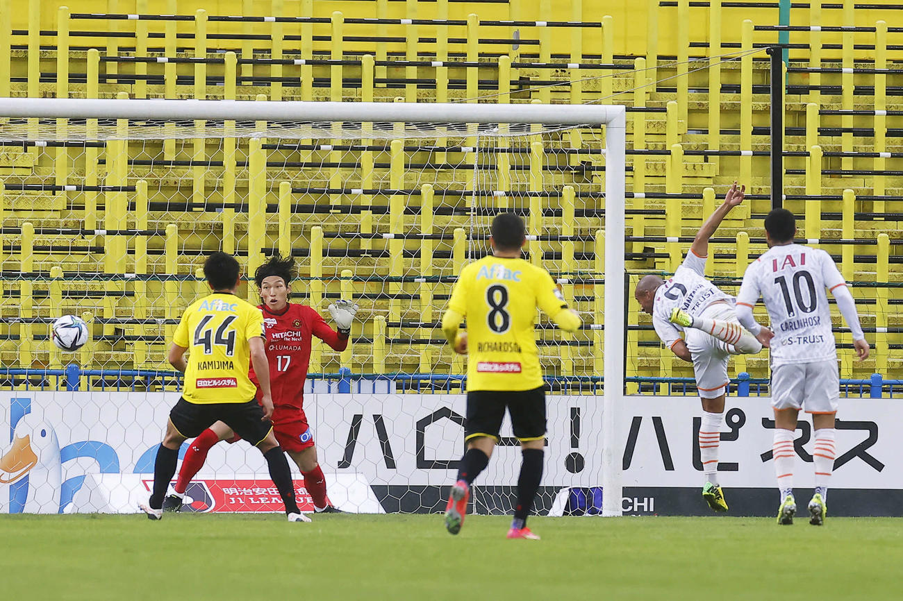 柏対清水　前半にヘディングでチーム2点目のゴールを決める清水FWチアゴ・サンタナ（右から2人目）（共同）
