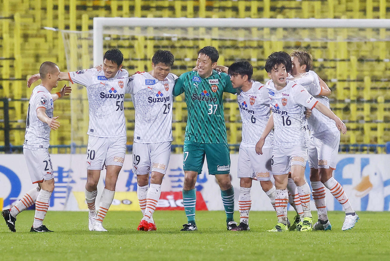 柏に競り勝ち、喜ぶ清水イレブン（共同）