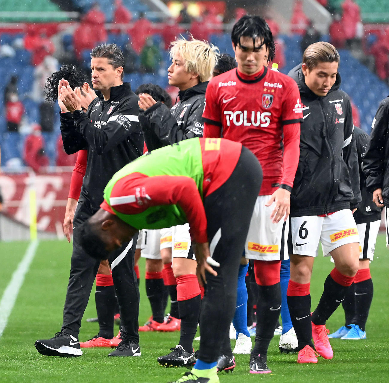 浦和対川崎F　川崎Fに5－0で大敗し、場内1周する浦和ロドリゲス監督（撮影・たえ見朱実）