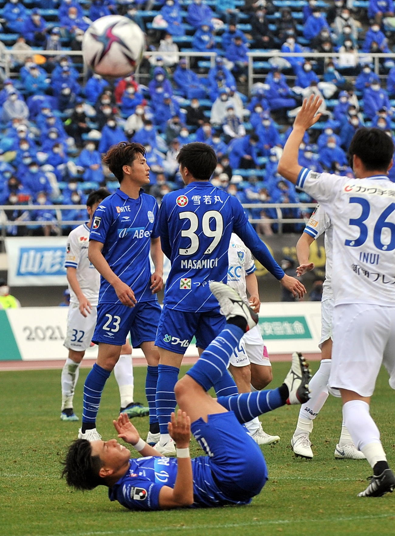 山形対栃木　後半ロスタイム、山形はMF加藤（手前下）がシュートを狙うが、相手守備に阻まれる
