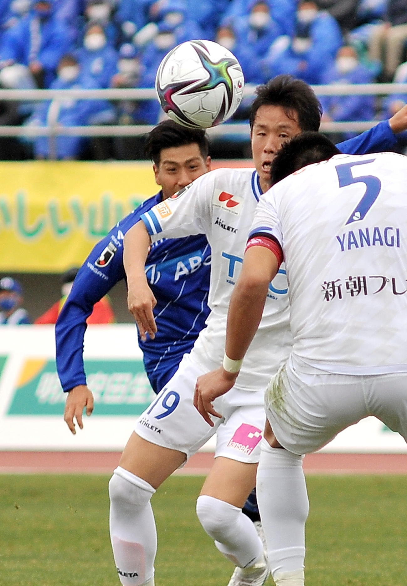 山形対栃木　前半43分、山形MF加藤（左奥）が先制シュートを決める