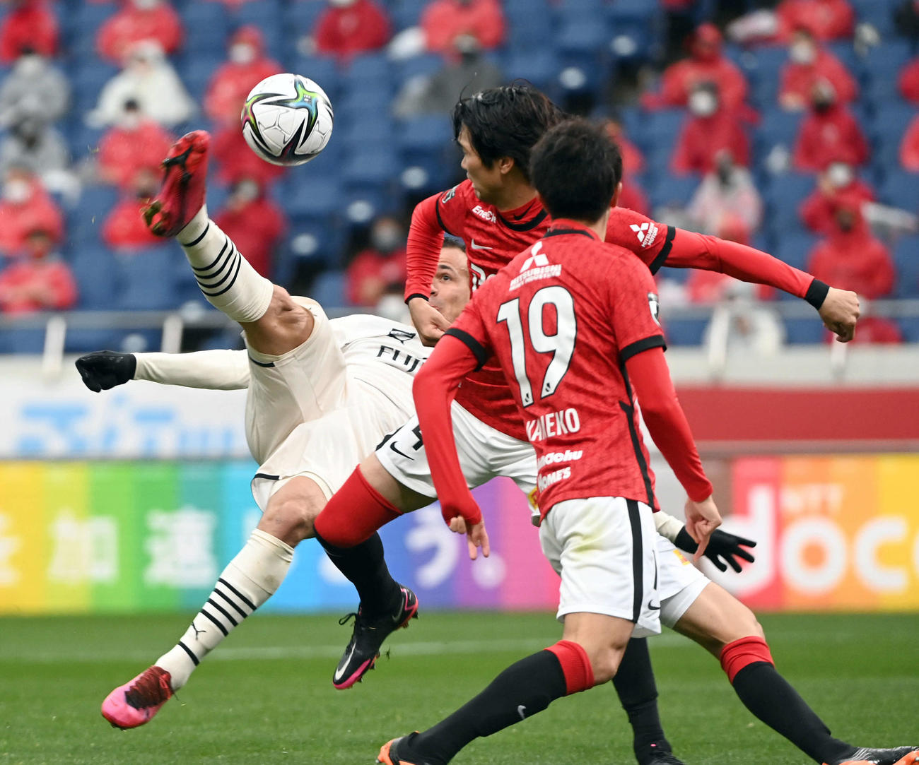 浦和対川崎F　後半、オーバーヘッドでゴールを決める川崎F・FWレアンドロ・ダミアン（撮影・たえ見朱実）