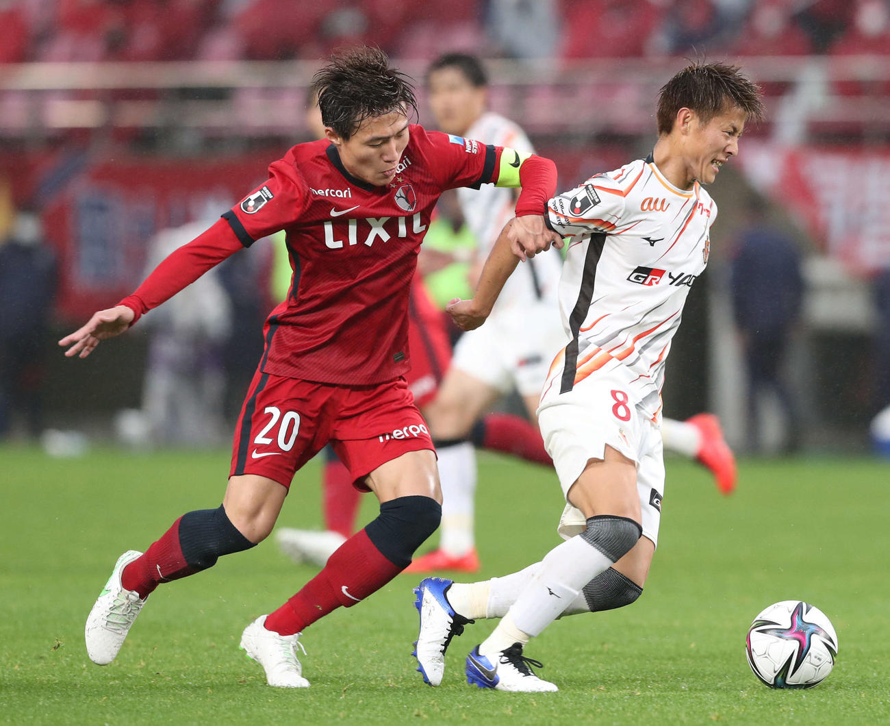 鹿島対名古屋　前半、競り合う鹿島MF三竿（左）と名古屋FW柿谷（撮影・松本俊）