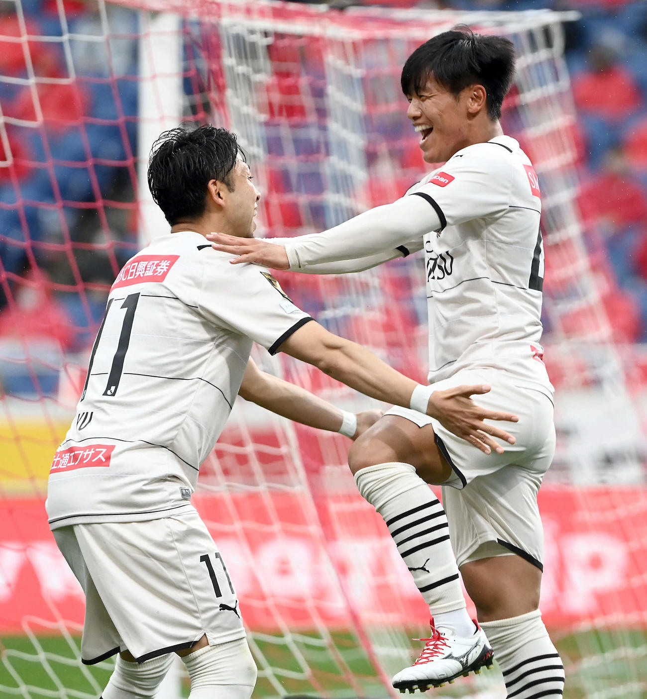浦和対川崎F　後半6分、右足でゴールを決める川崎F・FW旗手（右）。左はFW小林（撮影・たえ見朱実）