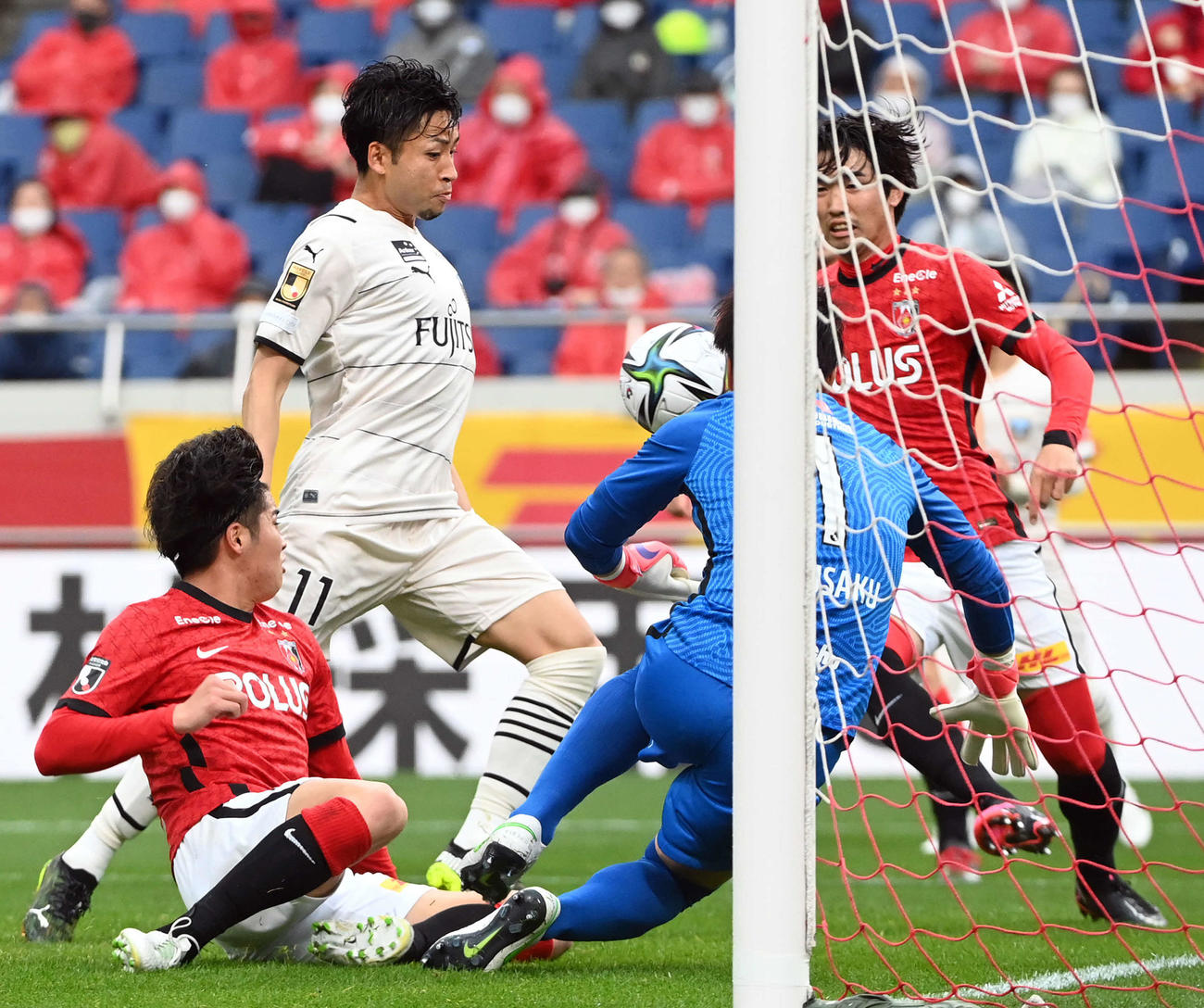 浦和対川崎F　後半8分、胸でボールを押し込みゴールを決める川崎F・FW小林（撮影・たえ見朱実）
