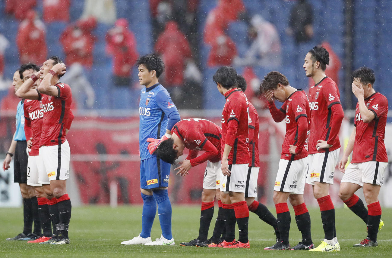 川崎に大敗し、肩を落とす浦和イレブン（共同）