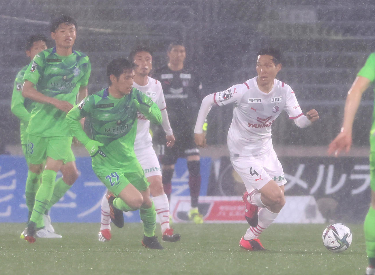 湘南対C大阪　後半、ドリブルで攻め上がるC大阪MF原川（右）（撮影・足立雅史）