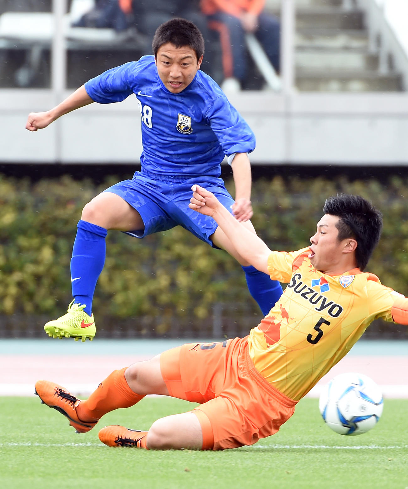 高円宮杯U－18サッカーリーグ・プレミアリーグ　JFAアカデミー福島対清水　サイドからクロスを入れようとするJFAアカデミー福島MF山原怜音（上）。下は清水DF村松航太（現北九州）（2015年4月11日撮影）