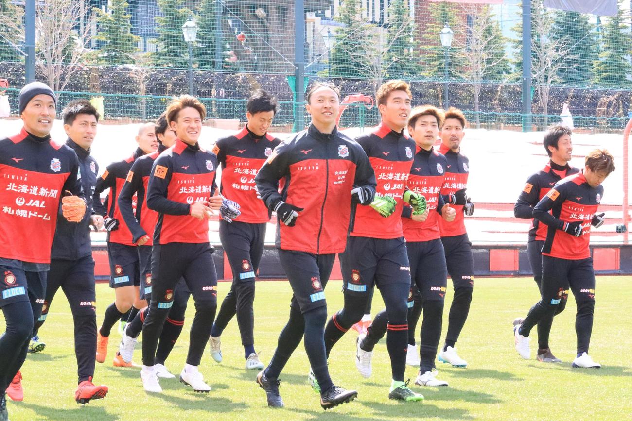 チームメートとランニングする札幌MF荒野（手前中央）（撮影・保坂果那）