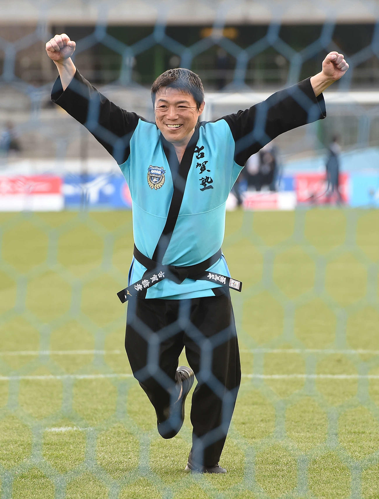 20年2月22日、川崎F対鳥栖　PK対決で勝利しガッツポーズする古賀稔彦氏