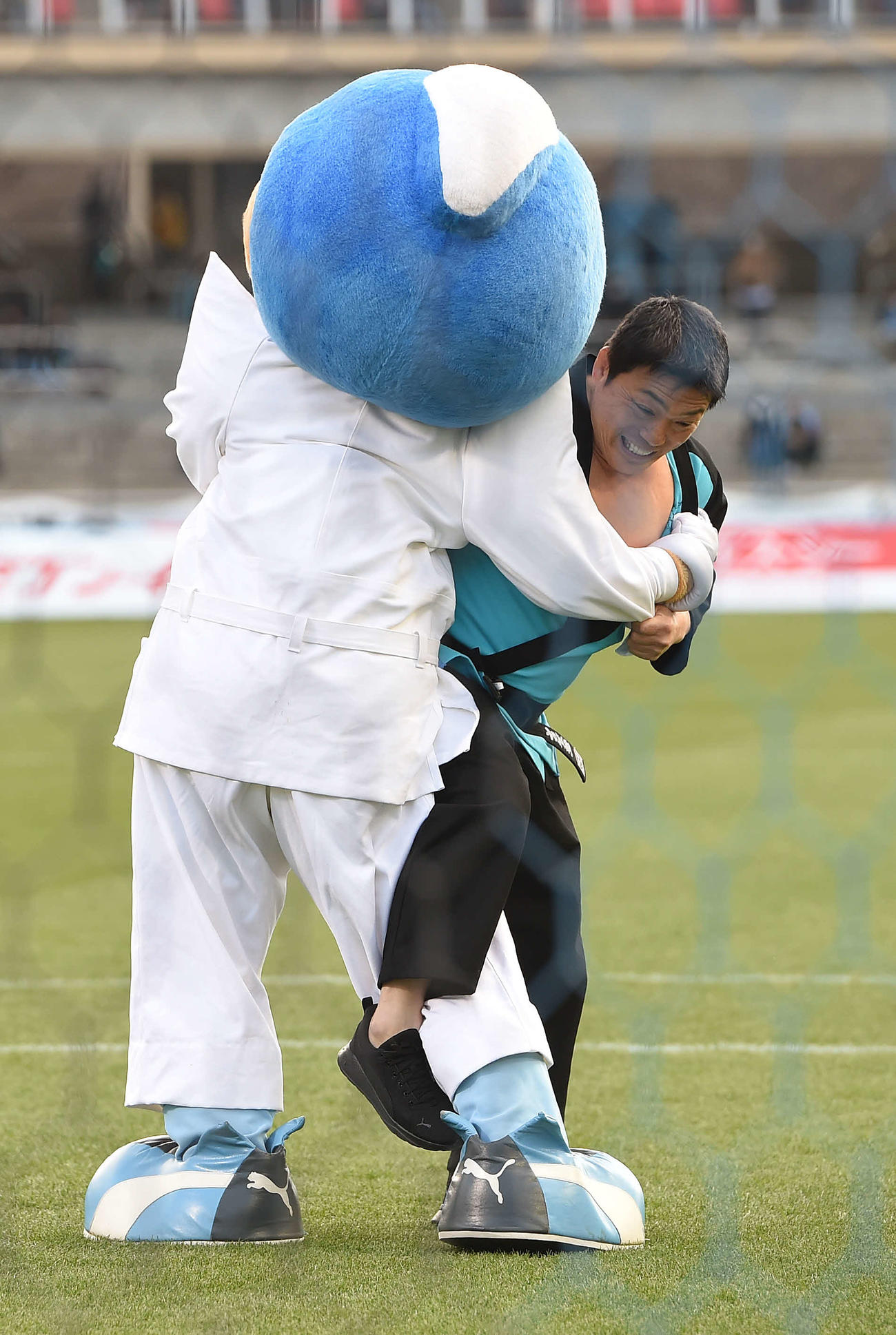 20年2月22日、川崎F－鳥栖戦の始球式前にふろん太（左）と柔道対決をする