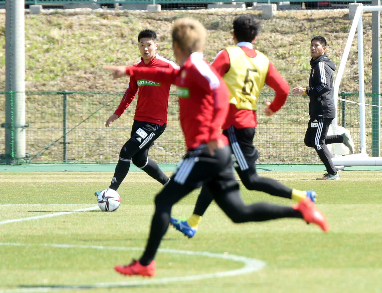 ボールをキープする仙台MF加藤（奥）（撮影・相沢孔志）