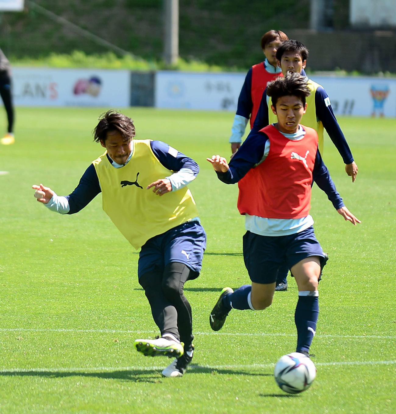シュートを放つ磐田MF山田（左）