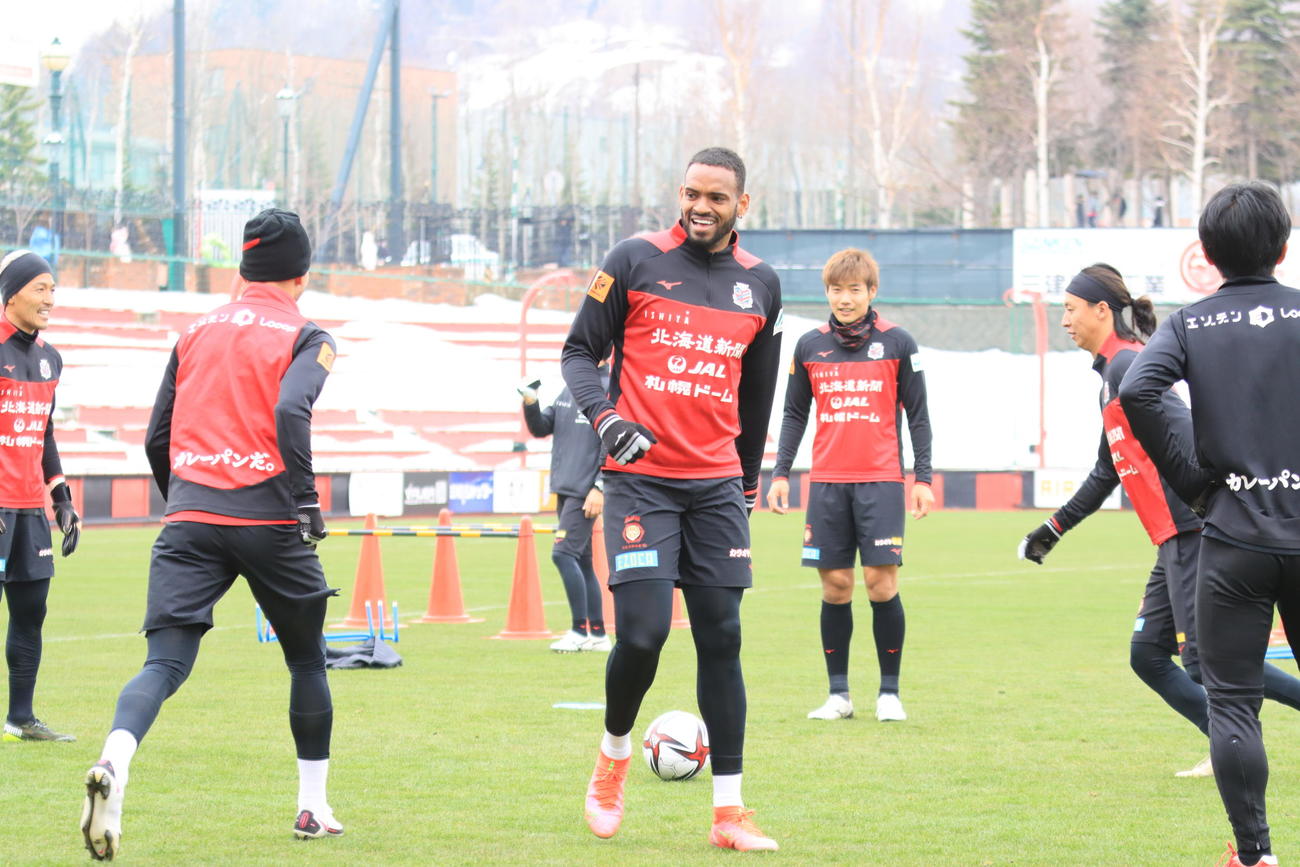 ルヴァン杯鳥栖戦に向けた練習に参加する札幌FWアンデルソン・ロペス（中央）（撮影・保坂果那）
