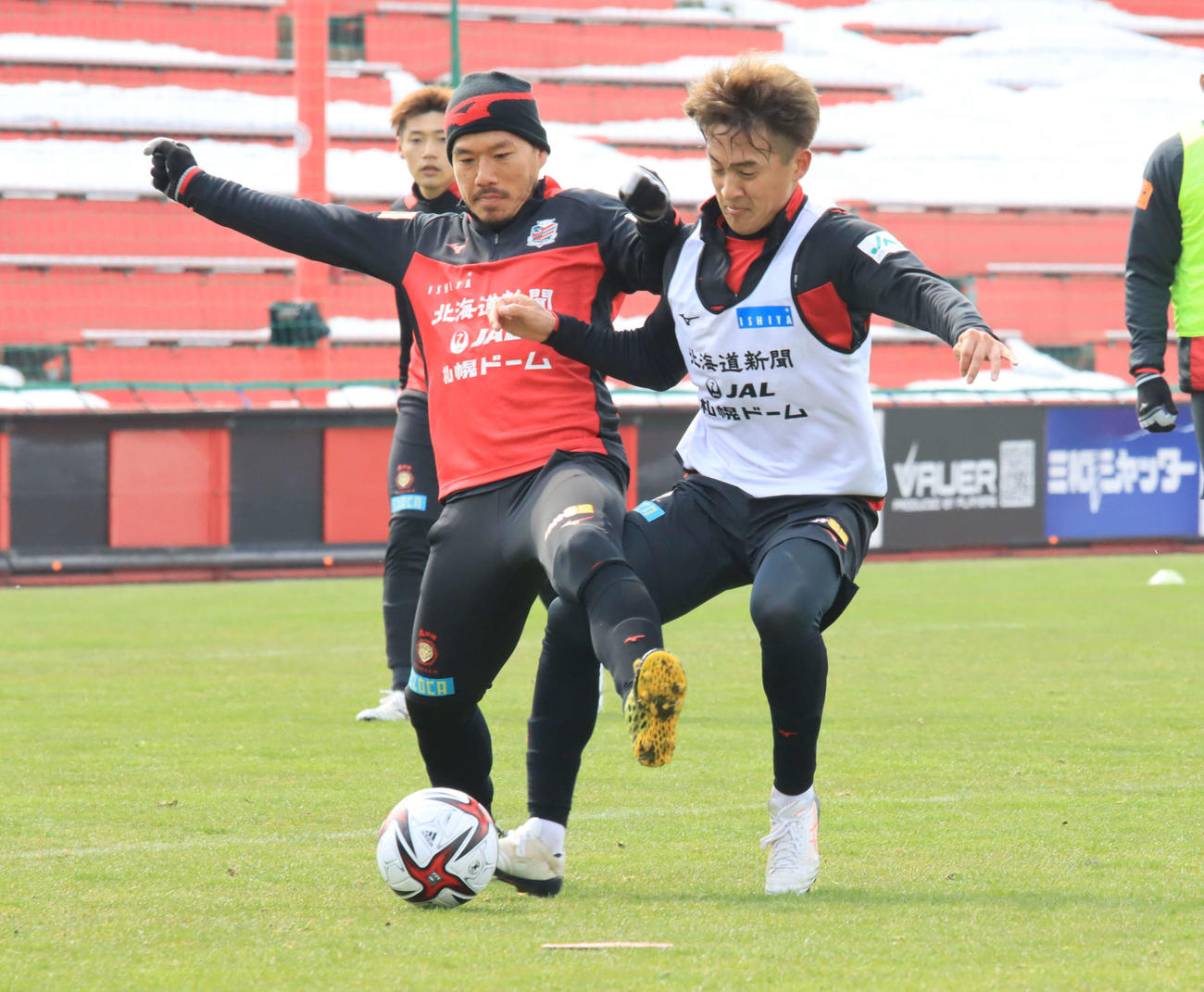 ミニゲームで調整する札幌MF高嶺（右）。左は竹内コーチ（撮影・保坂果那）
