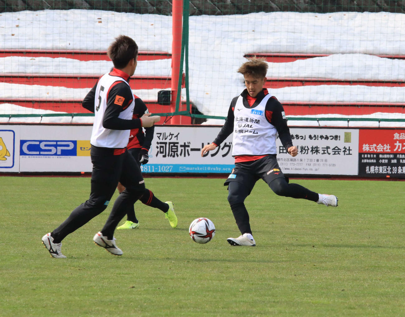 ミニゲームで調整する札幌MF高嶺（右）（撮影・保坂果那）