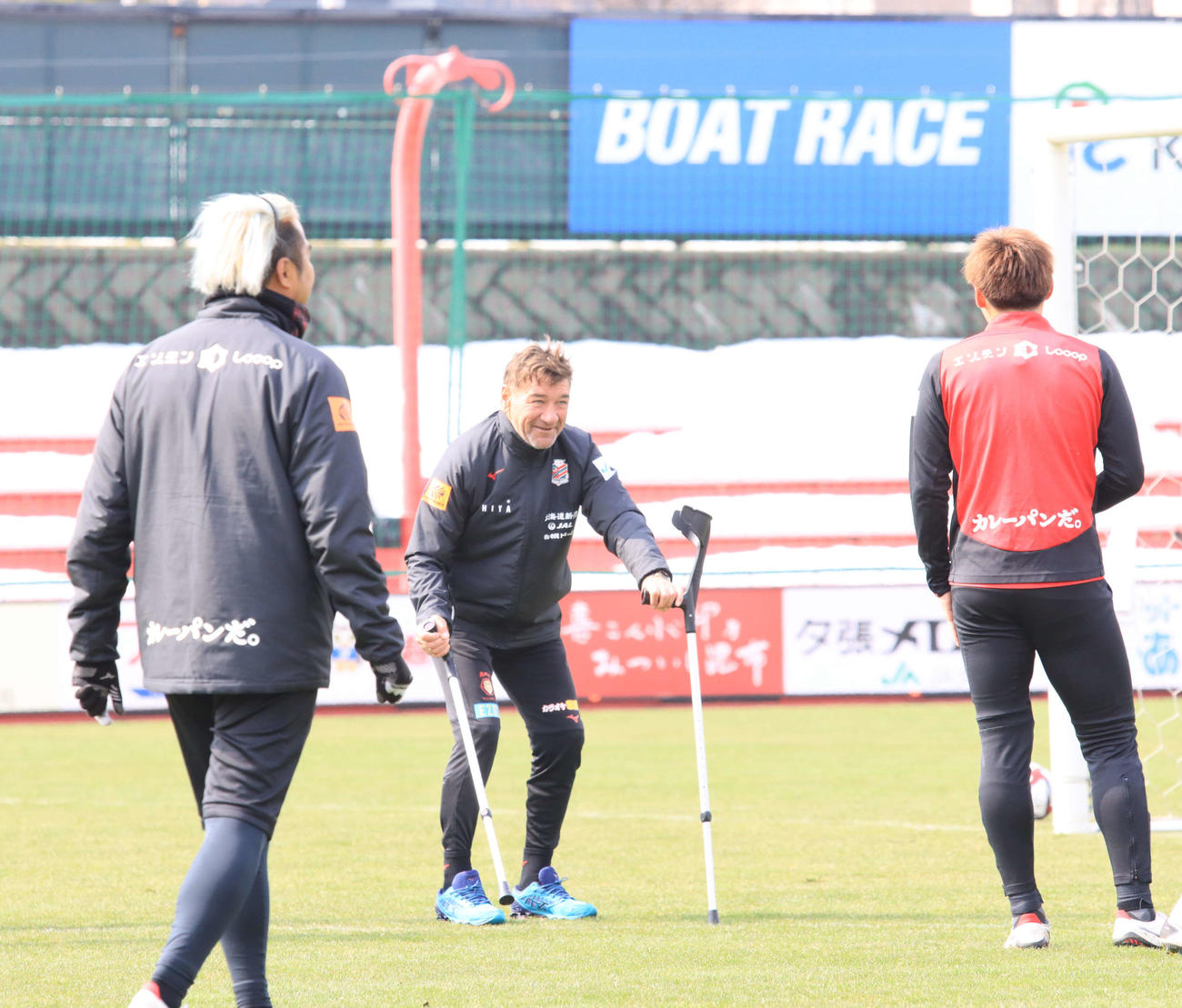 練習で指示を出す札幌ペトロビッチ監督（中央）（撮影・保坂果那）