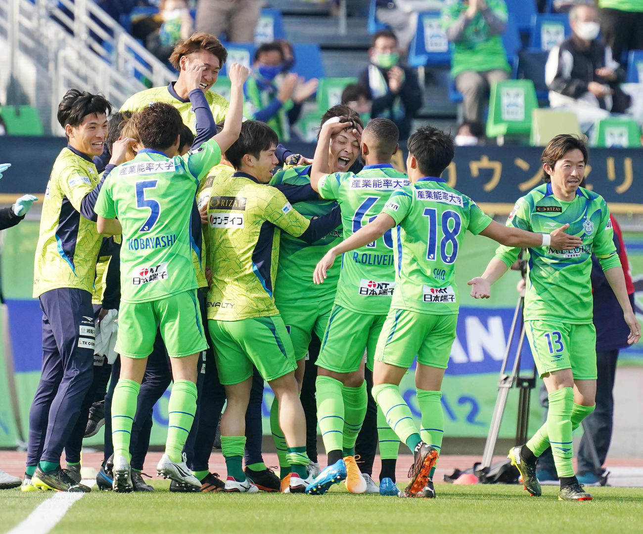 湘南対横浜FC　後半、先制ゴールを決め湘南イレブンから祝福されるFW根本（中央）（撮影・江口和貴）