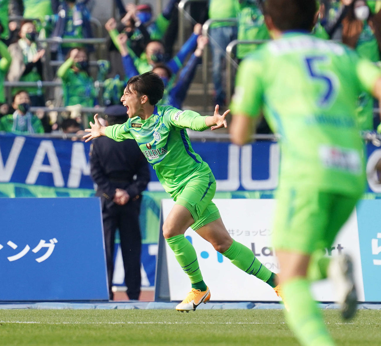 湘南対横浜FC　後半、先制ゴールを決め歓喜する湘南FW根本（撮影・江口和貴）