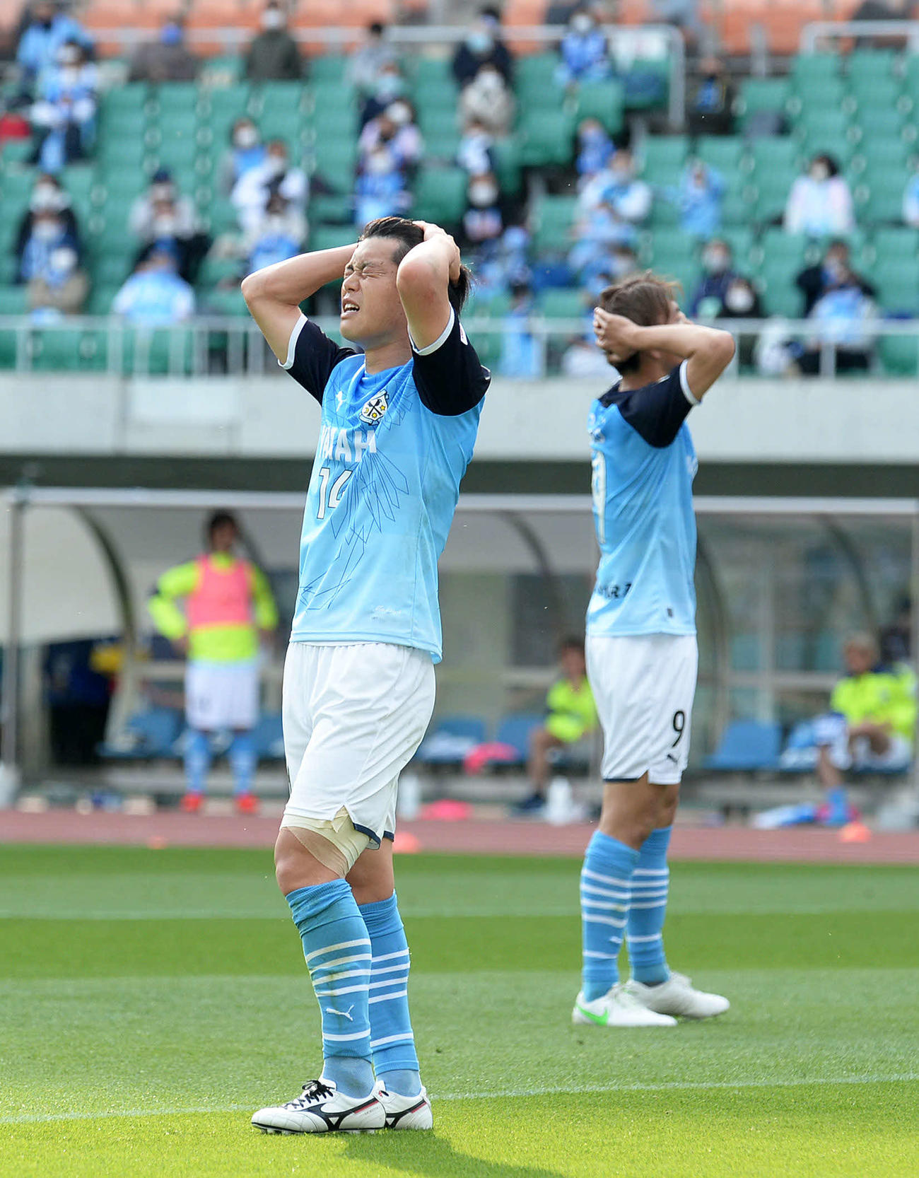 後半ロスタイムの決定機を逃し、頭を抱える磐田MF松本（左）とFW小川航