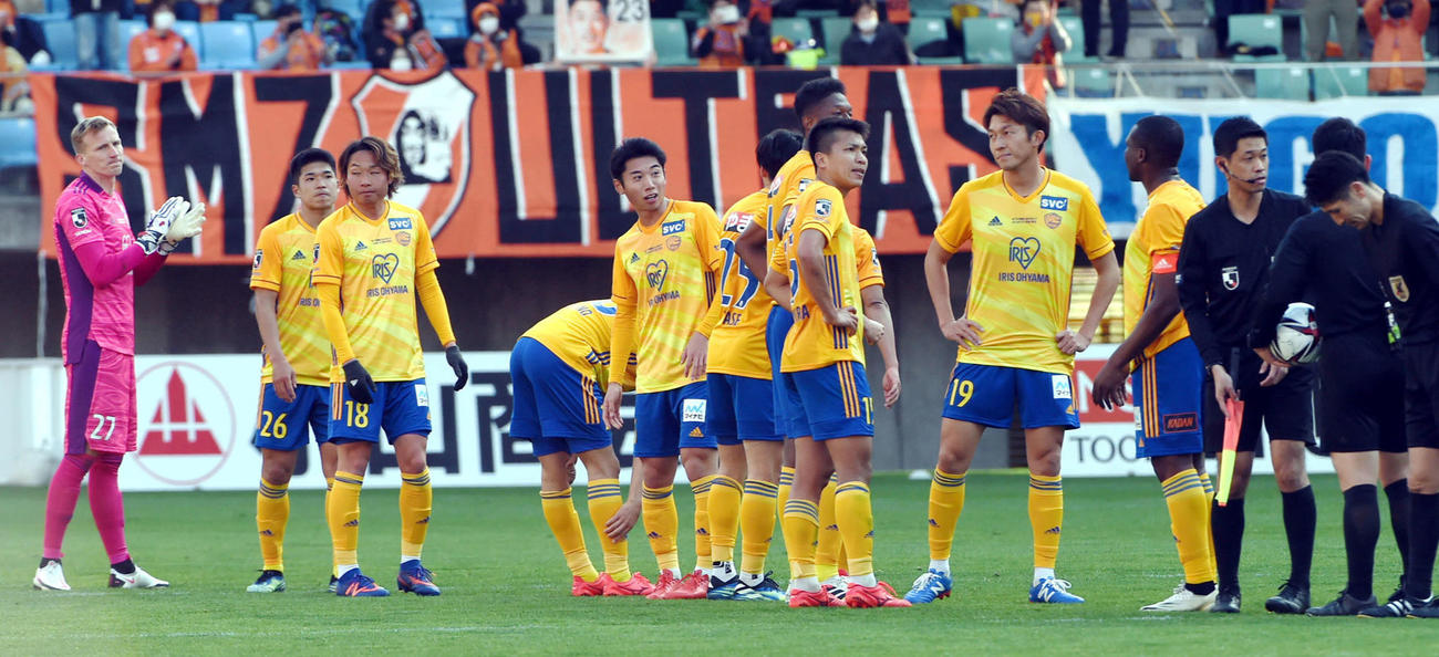 敗戦に肩を落とす仙台の選手たち