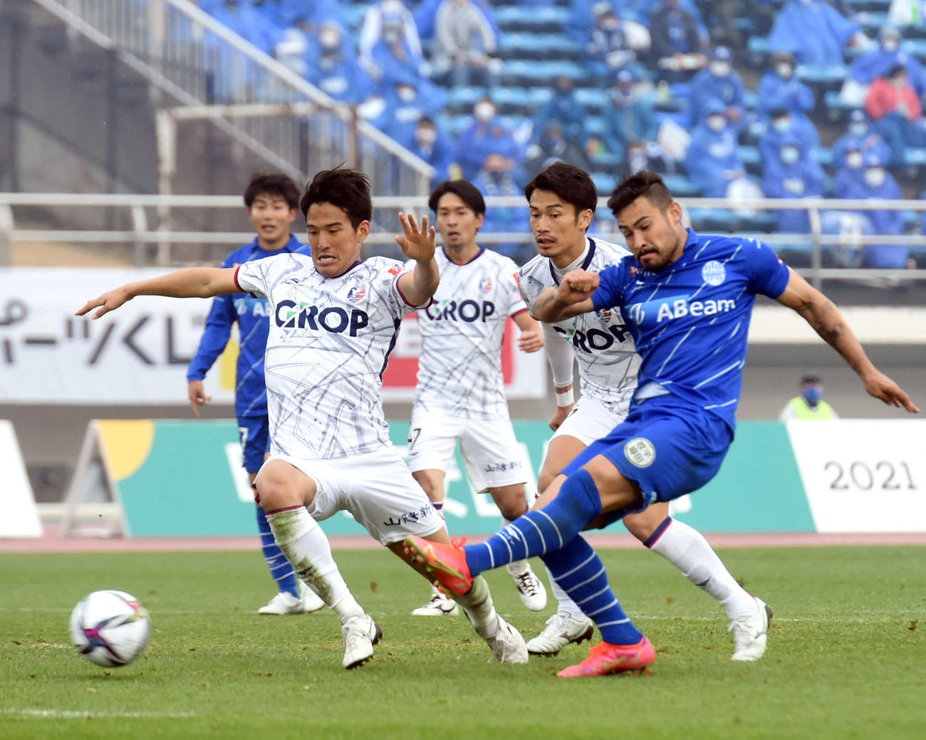 シュートを放つ山形FWアラウージョ