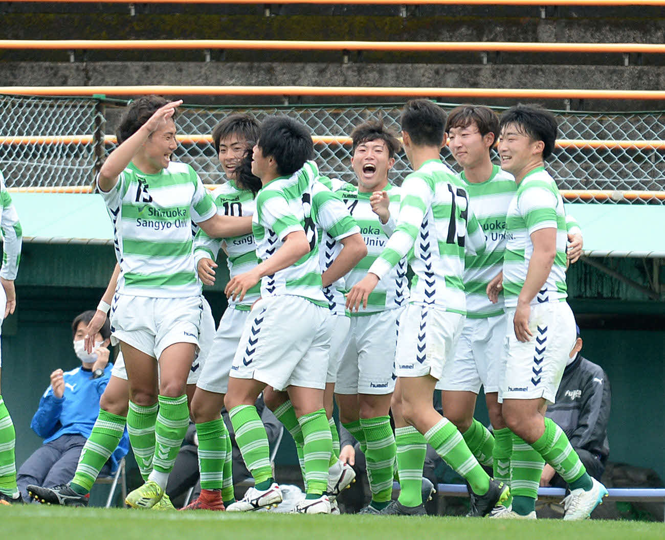 前半10分に先手を取り、喜びを分かち合う静岡産大の選手たち