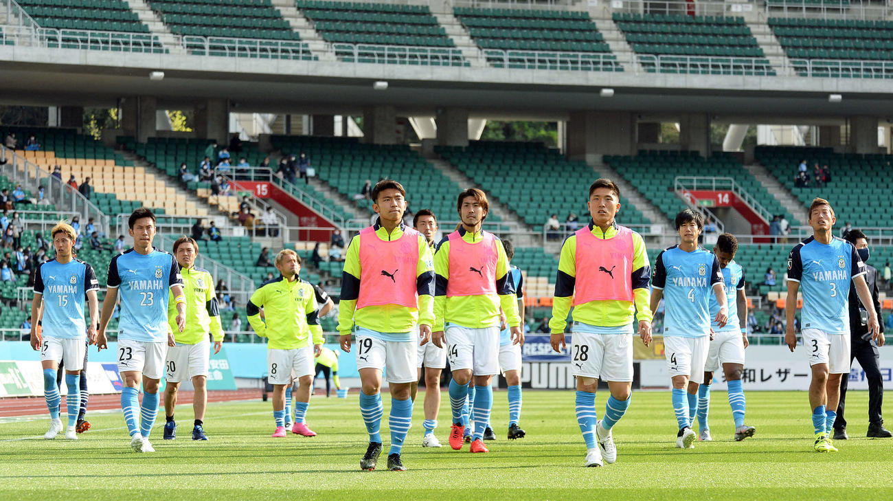 J2第5節磐田対山口　険しい表情でピッチを引き揚げる磐田の選手たち（2021年3月27日撮影）