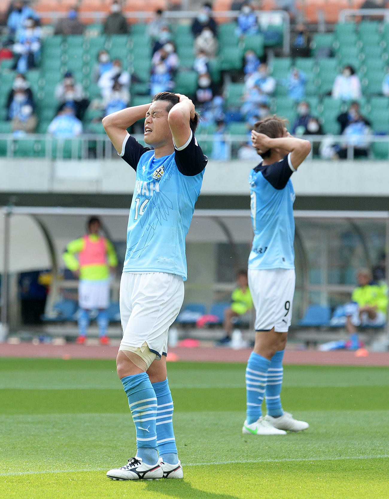 J2第5節磐田対山口　後半ロスタイムの決定機を逃し、頭を抱える磐田MF松本（左）とFW小川航（2021年3月27日撮影