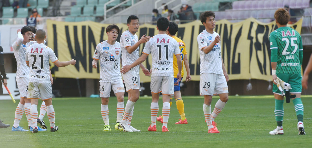 仙台対清水　勝利を喜び合う清水イレブン（2021年03月27日撮影）