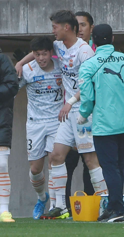 仙台対清水　後半、先制点を挙げたMF鈴木唯（左）は、DF立田に祝福される（2021年03月27日撮影）