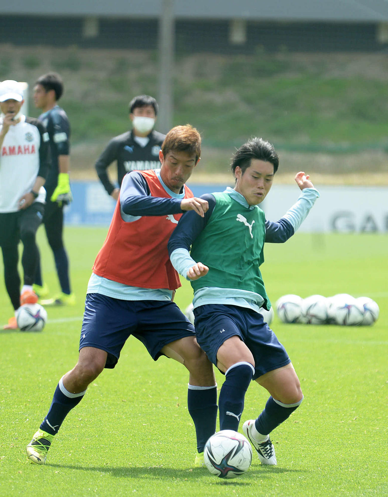 球際で競り合う磐田MF松本（右）とDF大井