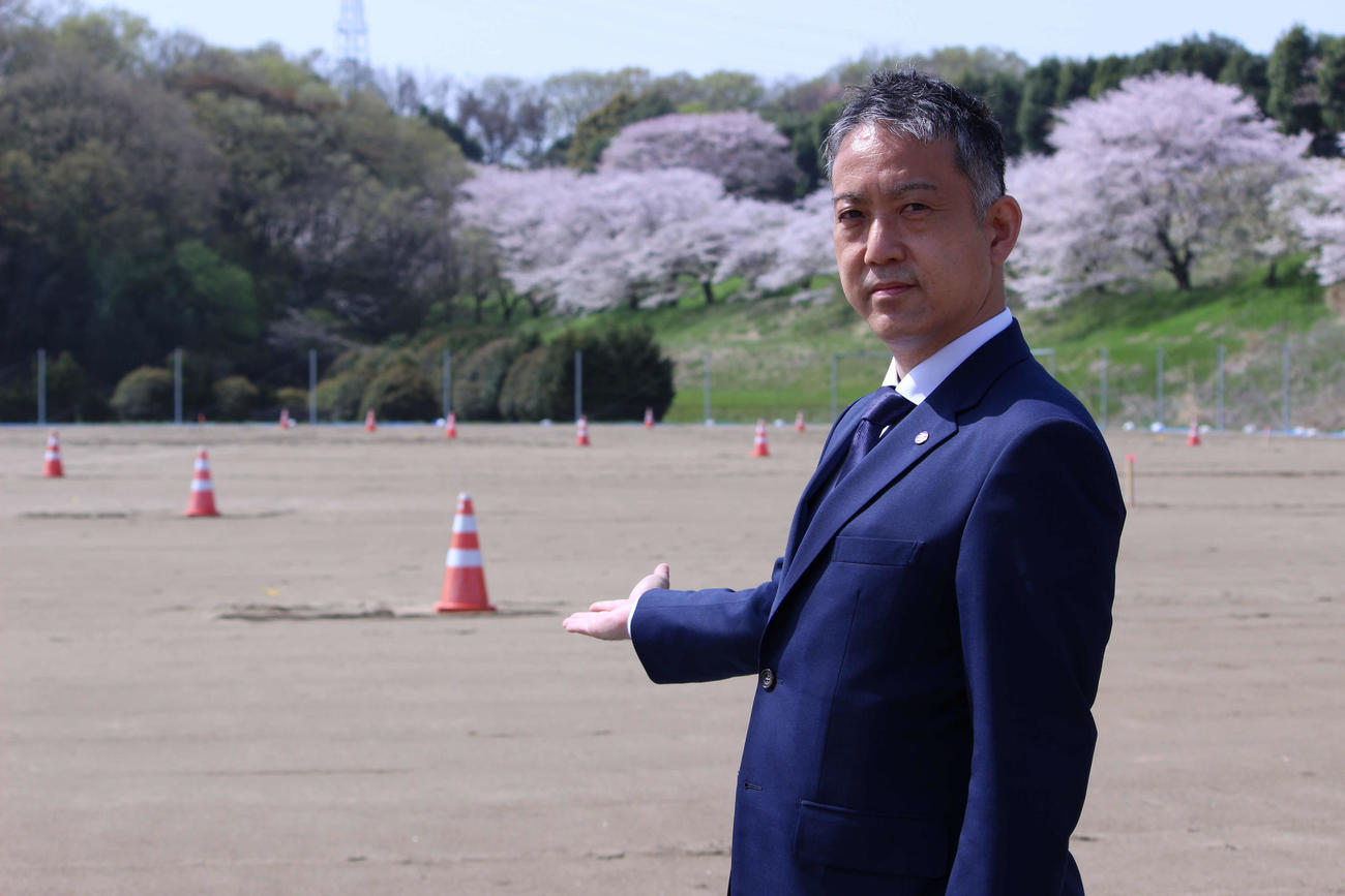 グラウンドの建設予定地を紹介する、FC町田ゼルビアの大友健寿代表取締役社長