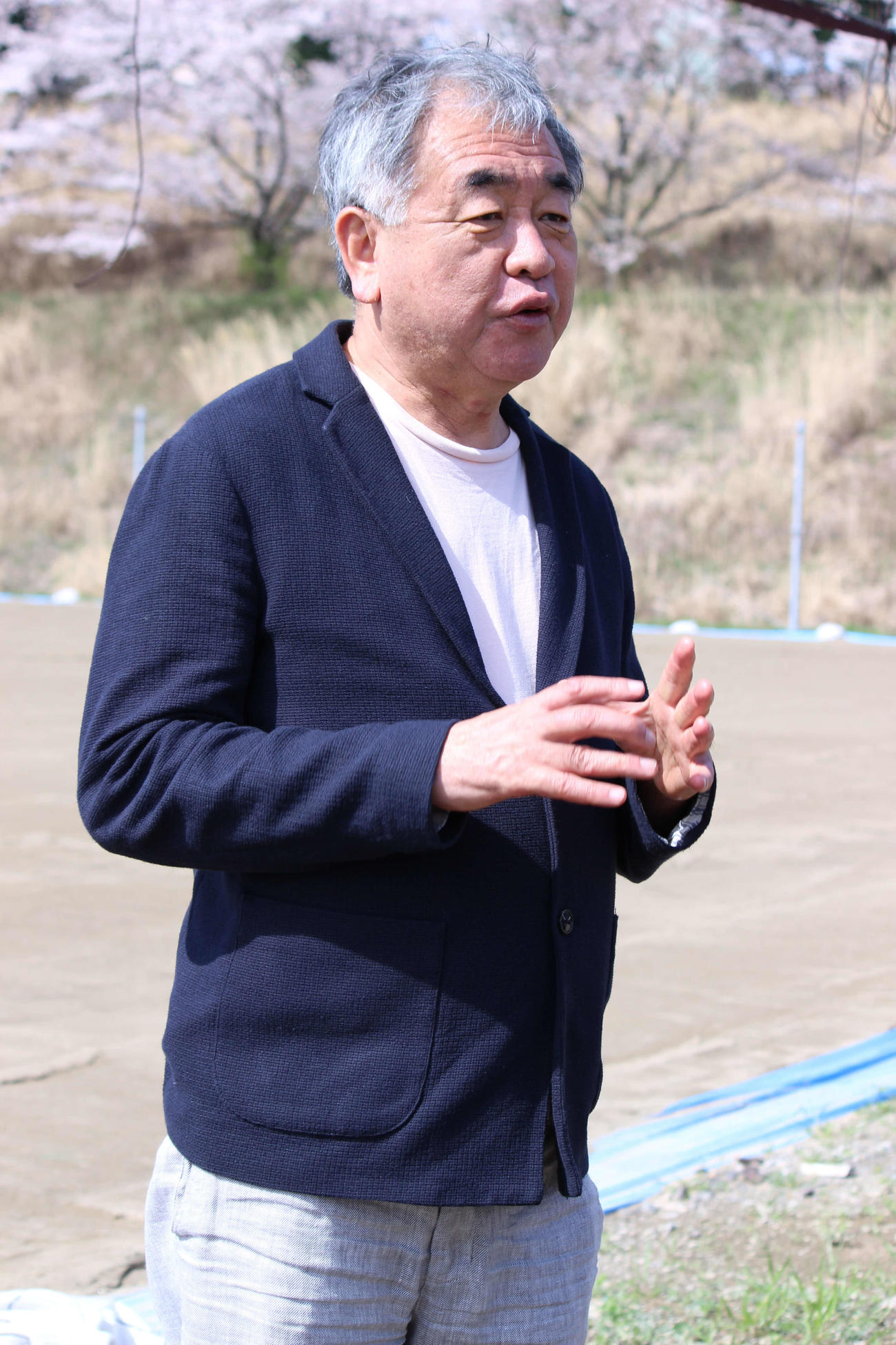 FC町田ゼルビアのクラブハウスについて説明する隈研吾氏