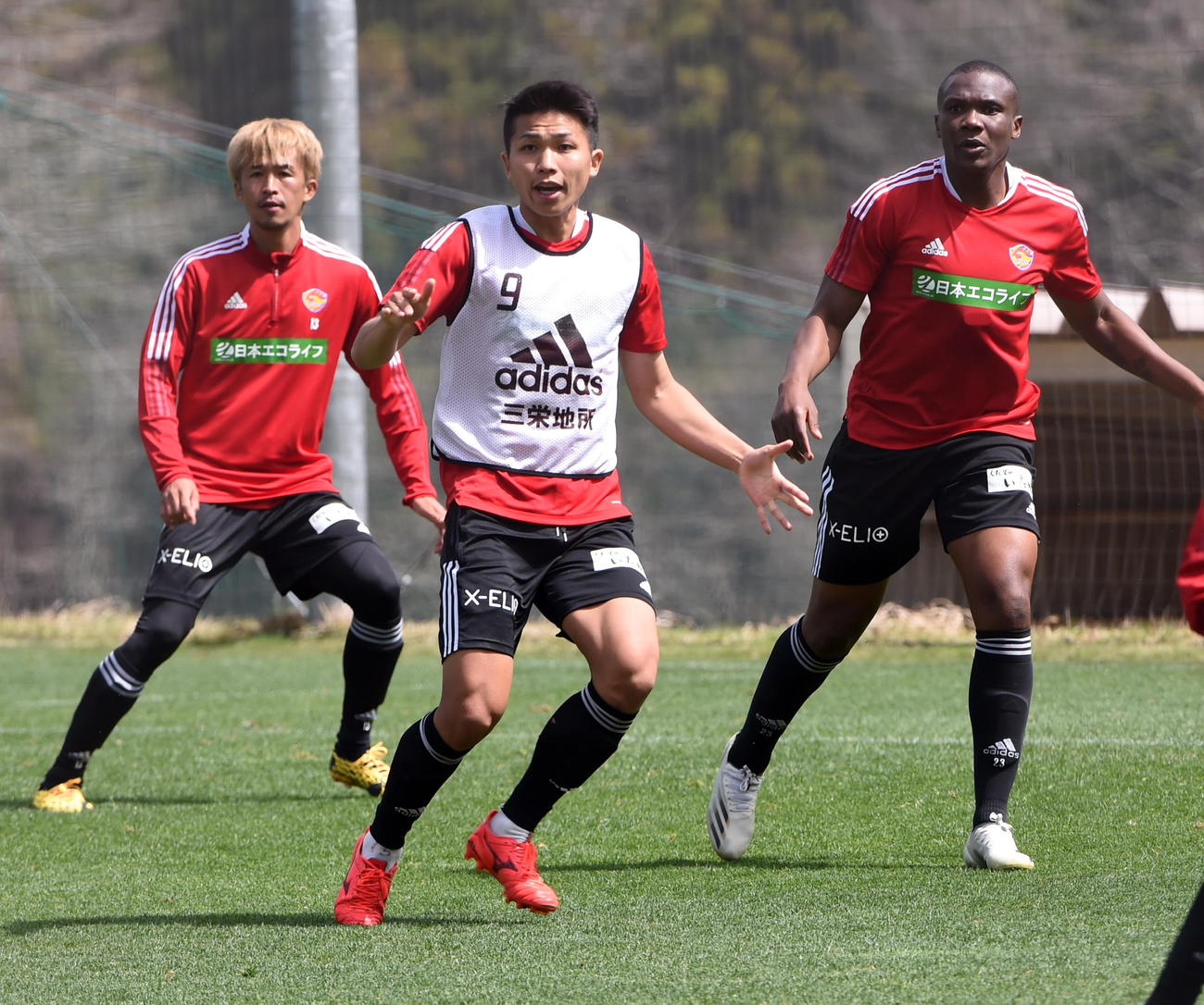センターバック2人の間にポジションを取る仙台FW西村。左はDF平岡、右はDFシマオ・マテ（撮影・山田愛斗）