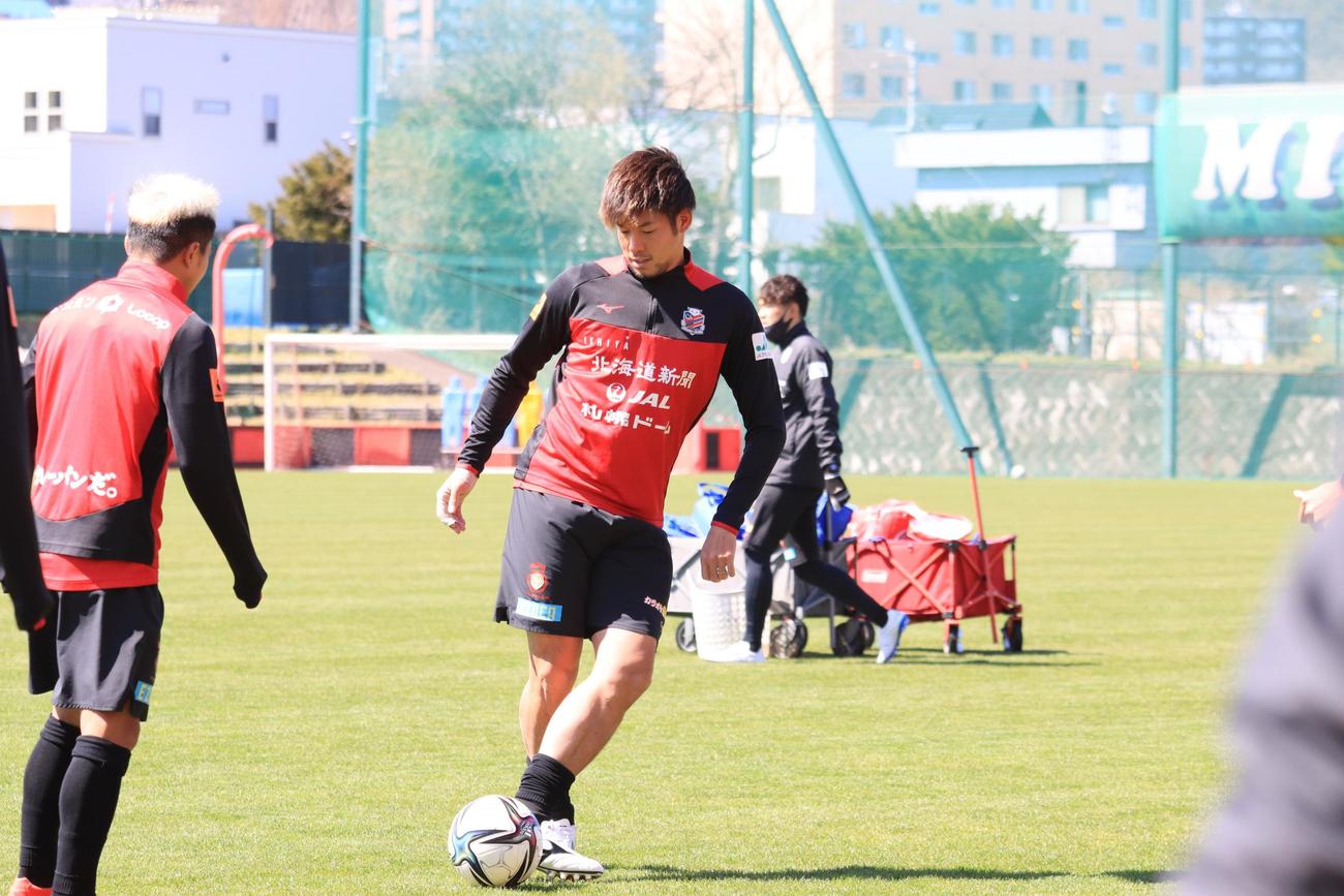 福岡戦に向けた全体練習でボール回しに参加する札幌MF深井（撮影・保坂果那）