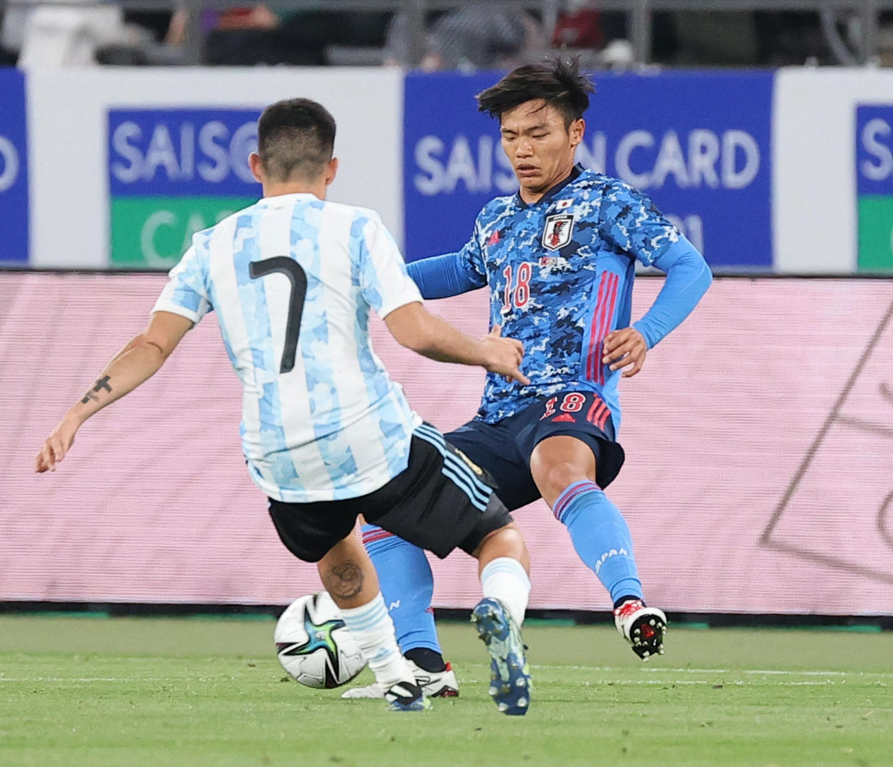 U－24国際親善試合アルゼンチン戦の前半、競り合う旗手怜央（右）（2021年3月26日撮影）