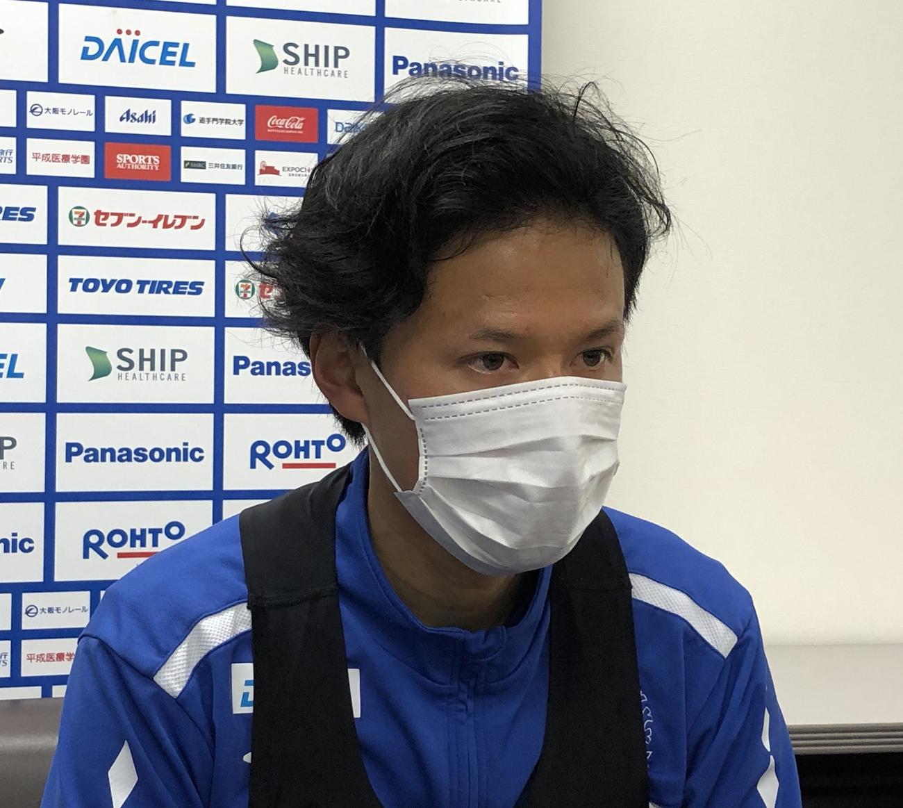 取材対応するG大阪MF小野瀬康介（C）GAMBA OSAKA