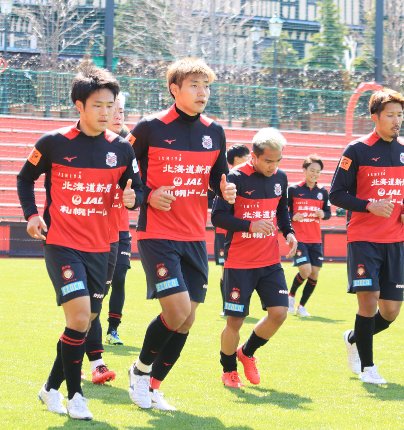 福岡戦前日練習を終え、ランニングする札幌DF岡村（左から2人目）。左端はFW小柏（撮影・保坂果那）