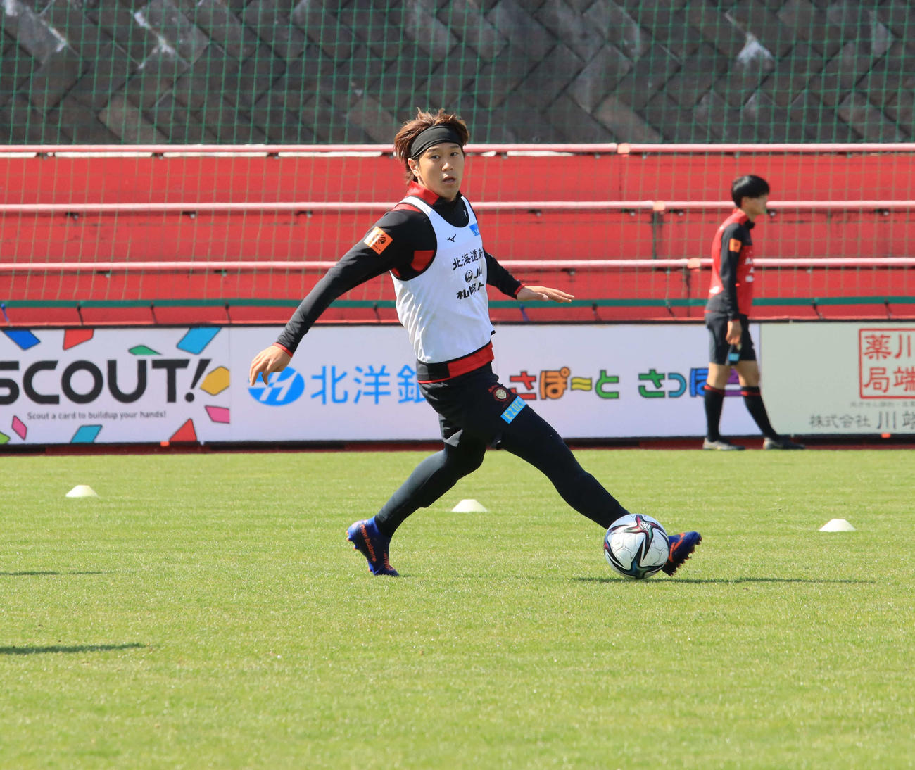 前日練習で汗を流す札幌MF宮沢（撮影・保坂果那）