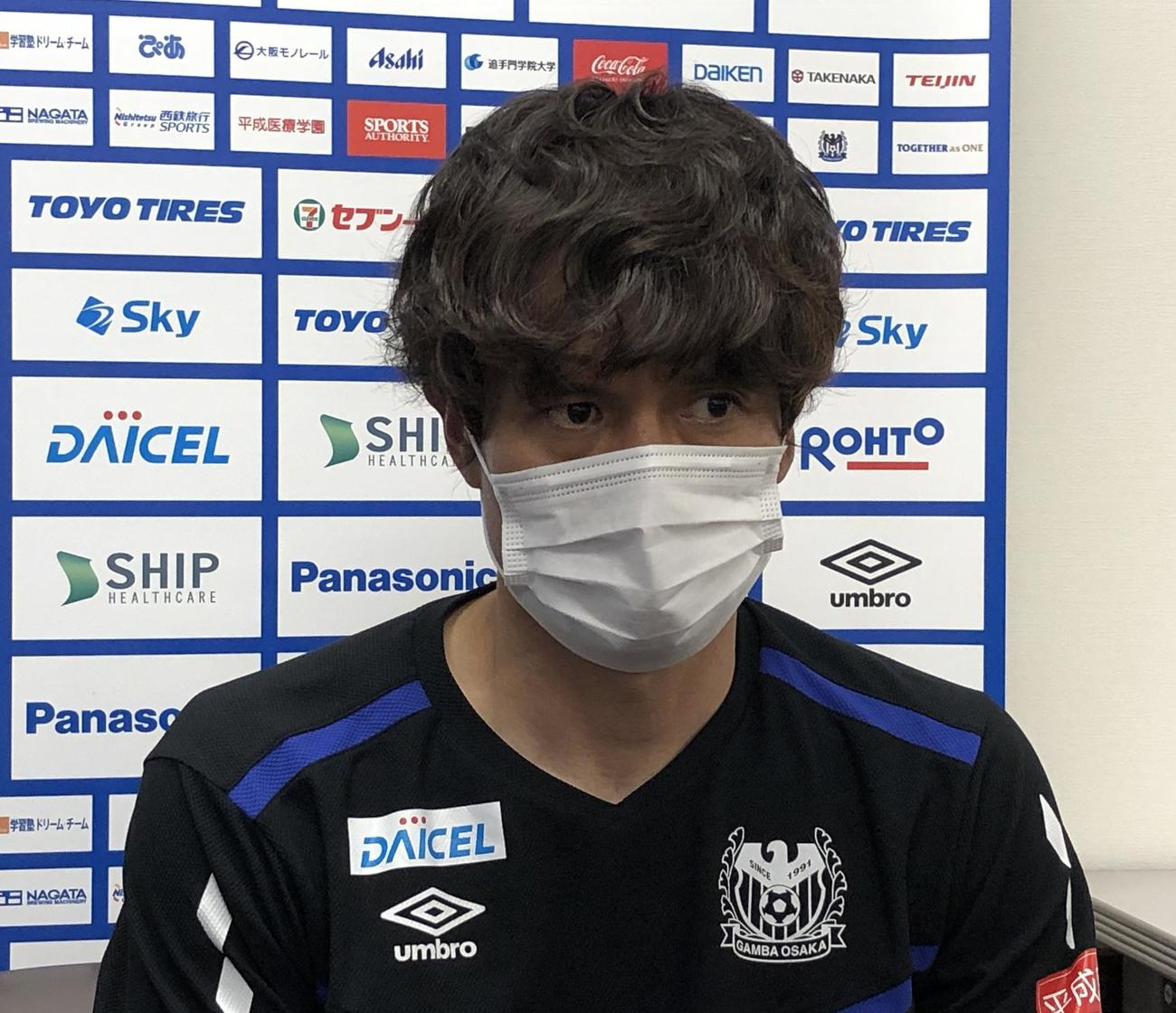 取材対応するG大阪宮本恒靖監督（C）GAMBA OSAKA