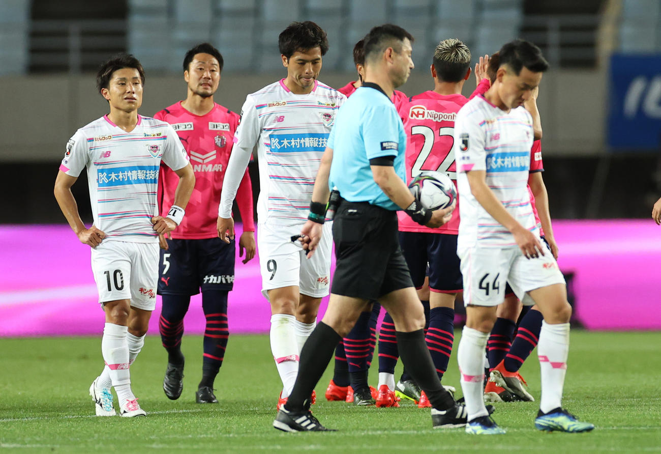 C大阪対鳥栖　試合に敗れがっくりする鳥栖の選手たち（撮影・清水貴仁）