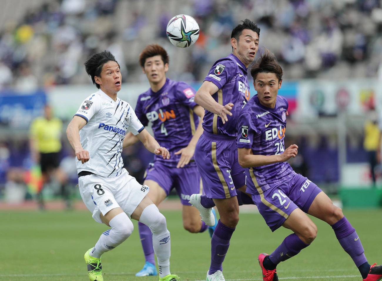 広島対G大阪　前半、競り合うG大阪MF小野瀬（左）と広島DF今津（中央右）、DF東（右）（撮影・前田充）
