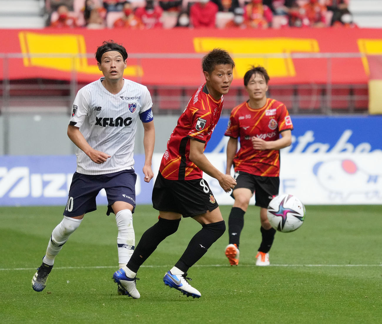 名古屋対FC東京　前半、東（左）と競り合う柿谷（中央）（撮影・森本幸一）