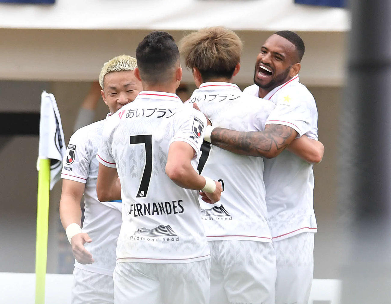 福岡対札幌　前半、先制点を奪い、札幌MF金子（右から2人目）らイレブンと喜ぶFWアンデルソン・ロペス（撮影・岩下翔太）