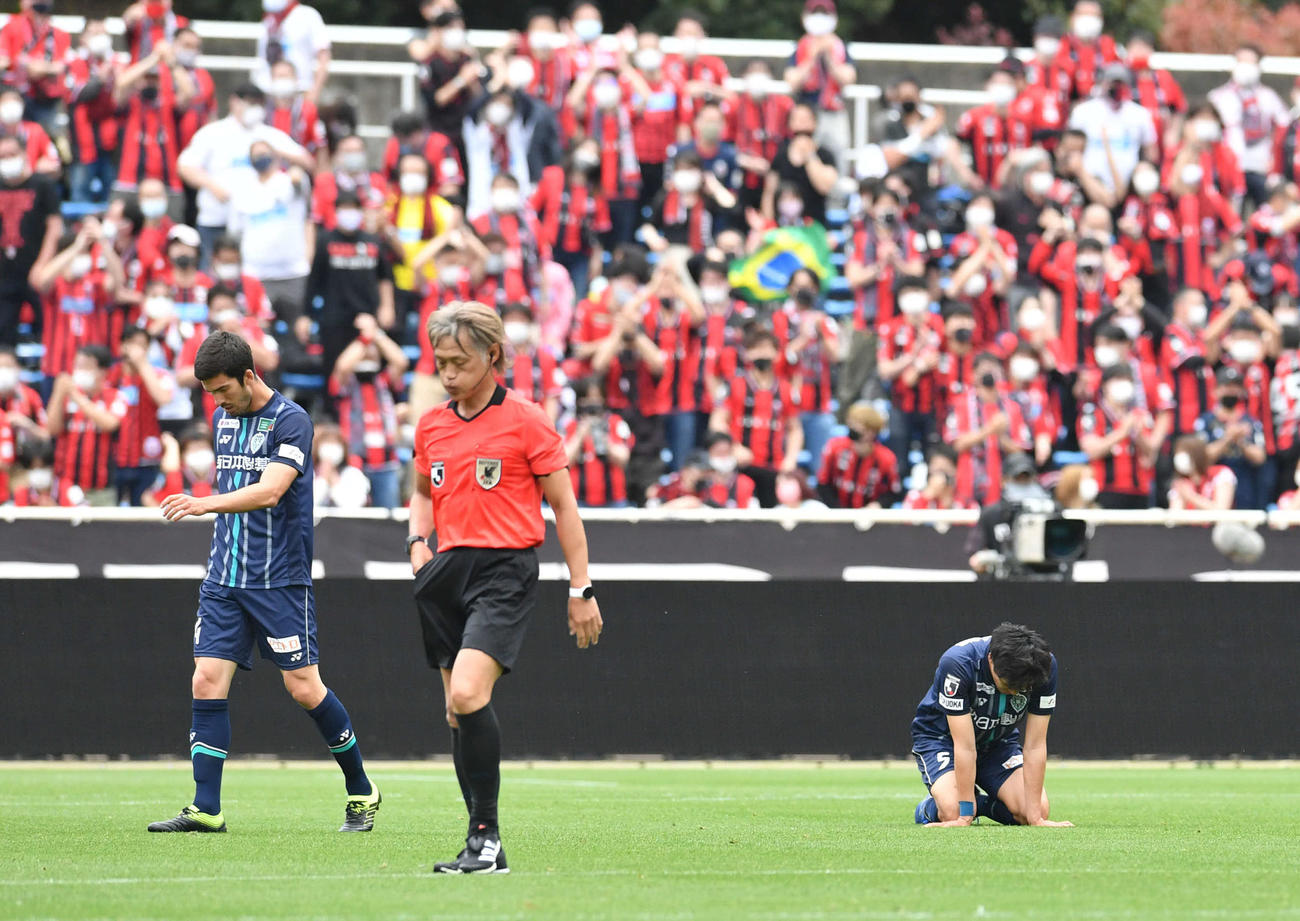 福岡対札幌　札幌に敗れ、ピッチに崩れる福岡DF宮（右）と肩を落とすDFカルロス・グティエレス（撮影・岩下翔太）