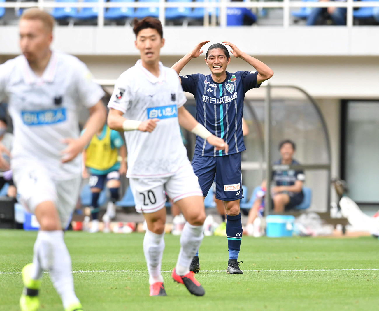 福岡対札幌　後半、決定機でシュートを外した福岡DF志知（右）は悔しそうに頭を抱える（撮影・岩下翔太）