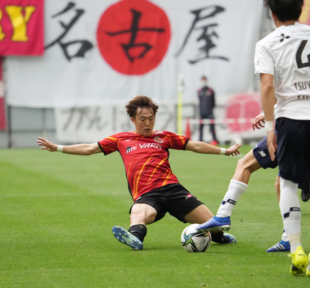 名古屋対FC東京　後半、スライディングでボールを奪いに行く斎藤学（左）（撮影・森本幸一）