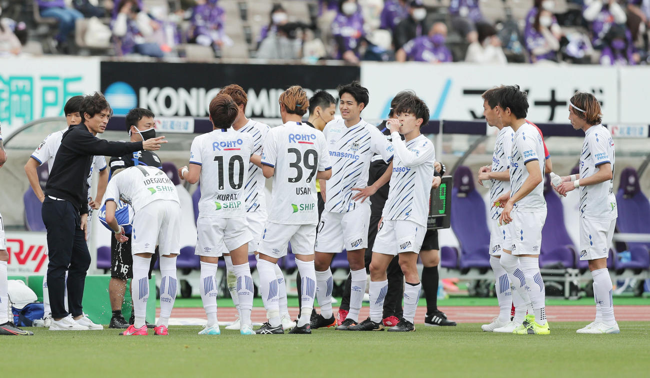 後半、水分補給を行う選手らに指示をするG大阪宮本監督（左から2人目）（撮影・前田充）